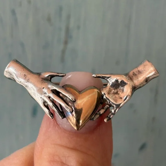 Unique artisan-made pin with gold heart held by two silver hands - Picture 15 of 15